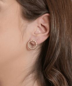 Alternative view of Brinco Frontal Torcidinho - Banho Ouro 18K