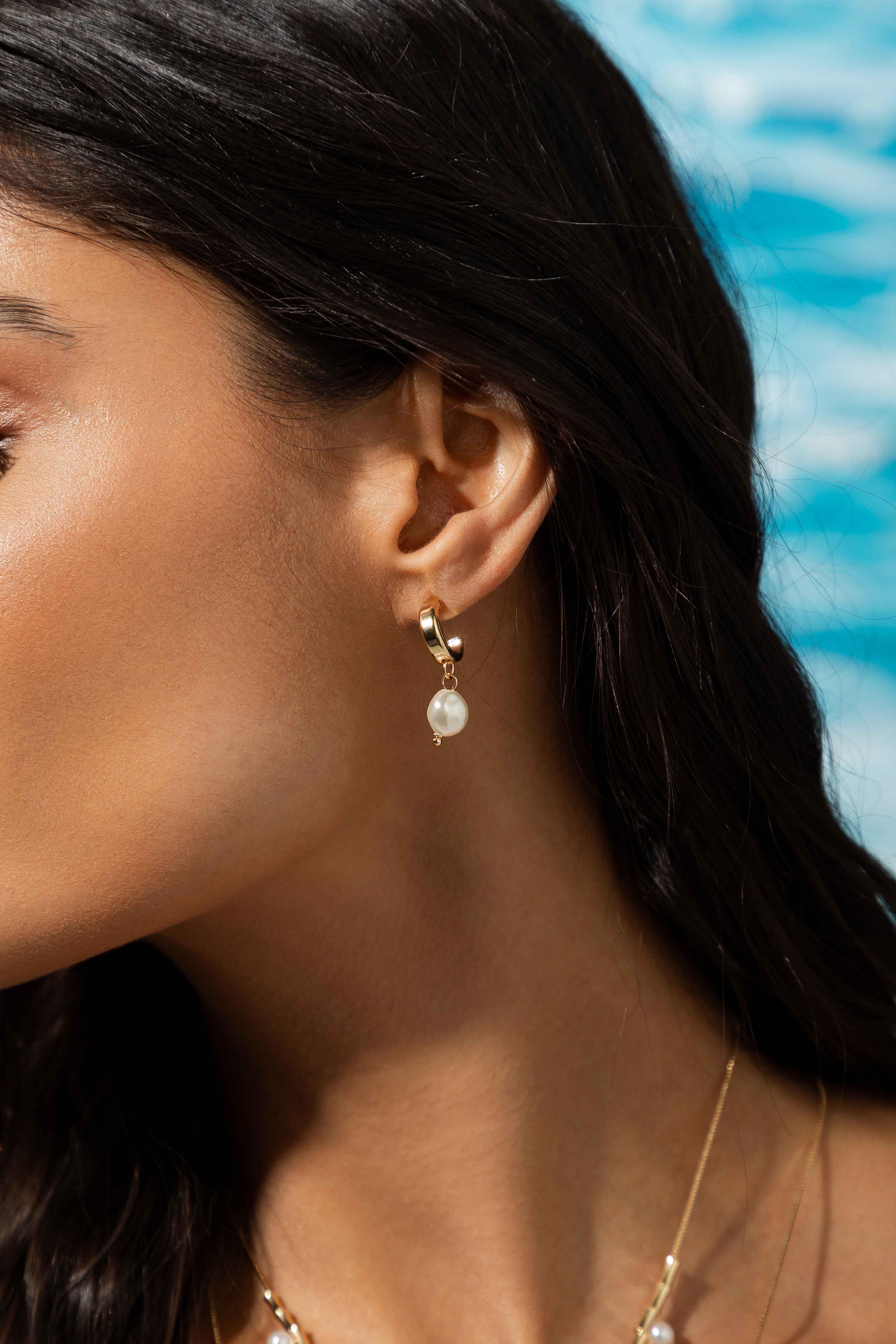 Alternative view of Argola Pérola Rústica - Banho de Ouro 18K