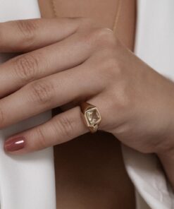 Alternative view of Anel Dedinho Pedra Cristal – Banho de Ouro 18K